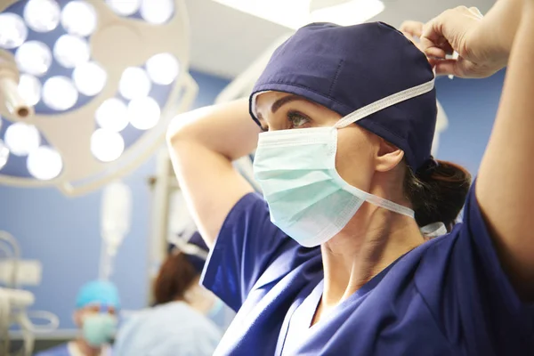 Side View Young Female Surgeon Tying Her Surgical Mask — Stock Photo, Image