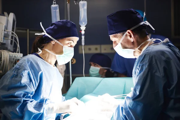 Zespół Chirurgów Pracujących Razem Sali Operacyjnej — Zdjęcie stockowe