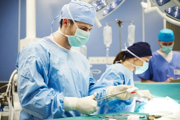 Chirurgien Utilisant Des Ciseaux Médicaux Pendant Une Opération — Photo