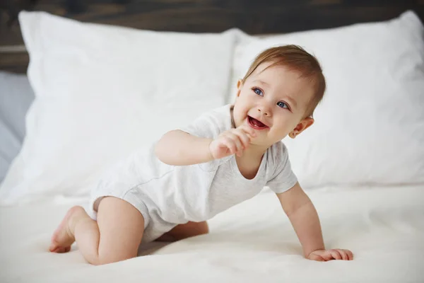 Feliz Bebé Arrastrándose Cama —  Fotos de Stock