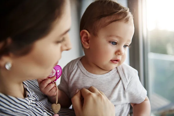 Aimer Maman Tenant Son Adorable Bébé Fille — Photo