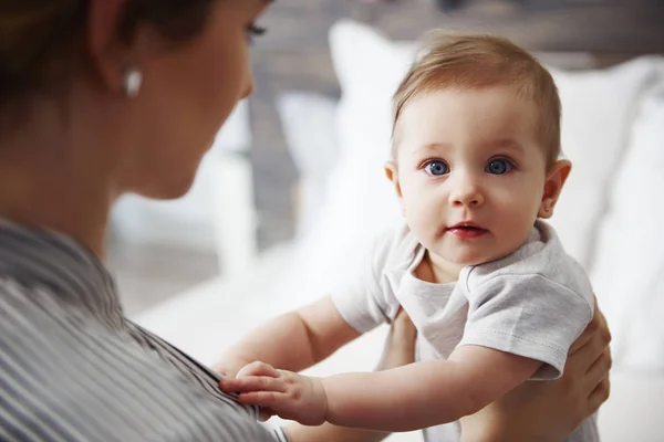 Potret Bayi Bingung Yang Melihat Kamera — Stok Foto