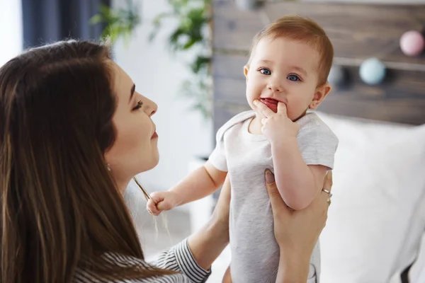 Jovem Mulher Brincando Com Seu Bebê Menina — Fotografia de Stock