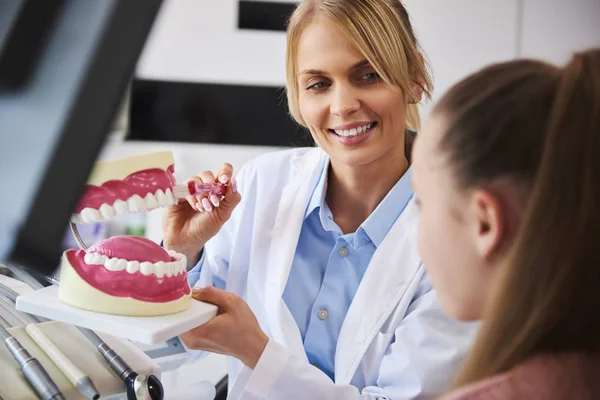 Dentista Sorridente Mostrando Maneira Correta Escovar Dentes — Fotografia de Stock