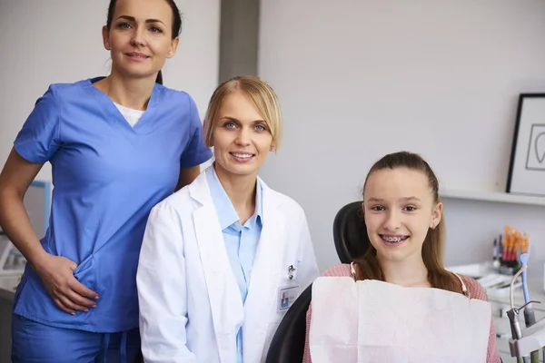 Retrato Dos Ortodoncistas Sonrientes Niño Consultorio Del Dentista — Foto de Stock