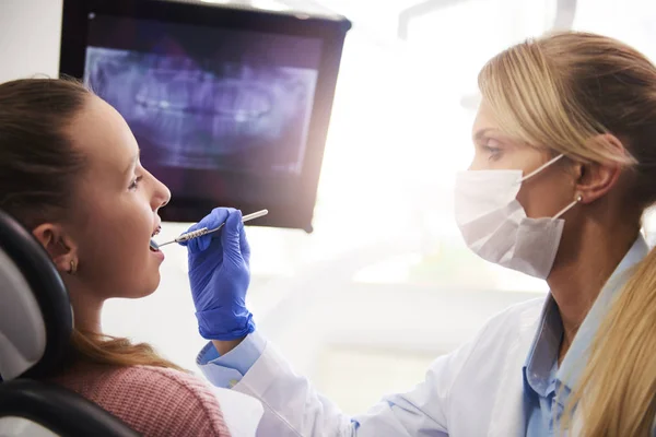 Kvinnliga Ortodontist Med Dental Spegel Checkup — Stockfoto
