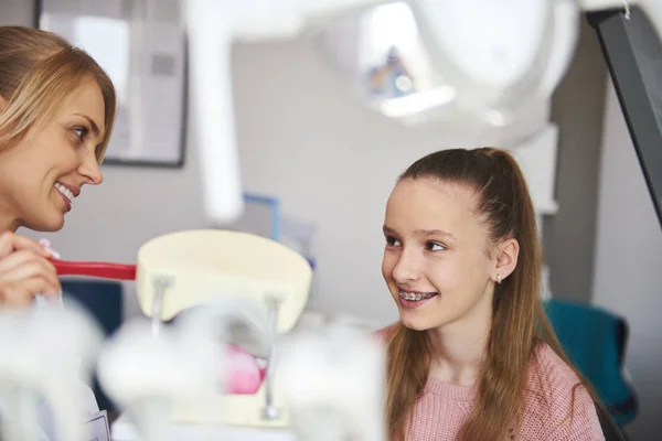 Hymyilevä Tyttö Aikana Hampaiden Lääkärintarkastus — kuvapankkivalokuva