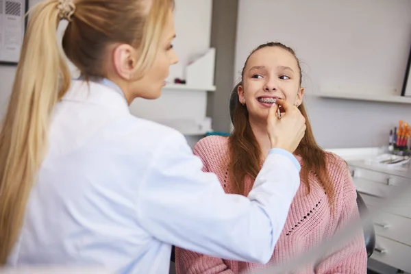 Jovem Ortodontista Checando Paciente Consultório Odontológico — Fotografia de Stock
