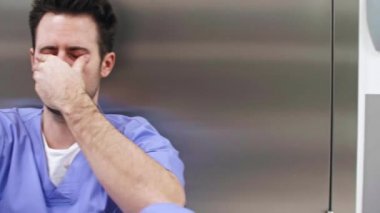 İş yerinde uzun bir gün sonra yorgun doktorlar ekibi