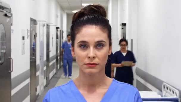 Tidsfördröjd Visning Kvinnlig Läkare Korridoren — Stockvideo