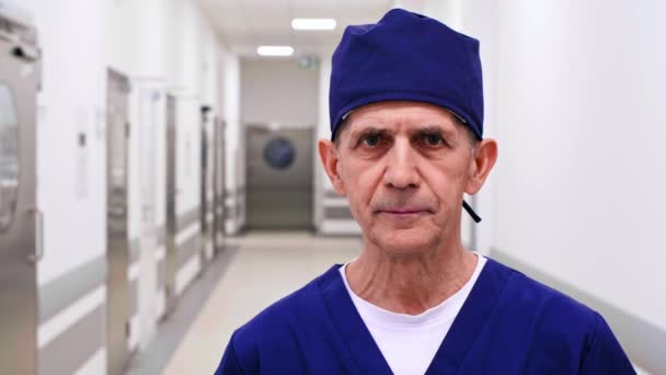 Portrait Médecin Mature Dans Couloir — Video