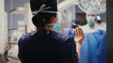 Sert operasyondan önce doktorların arka görünümü  