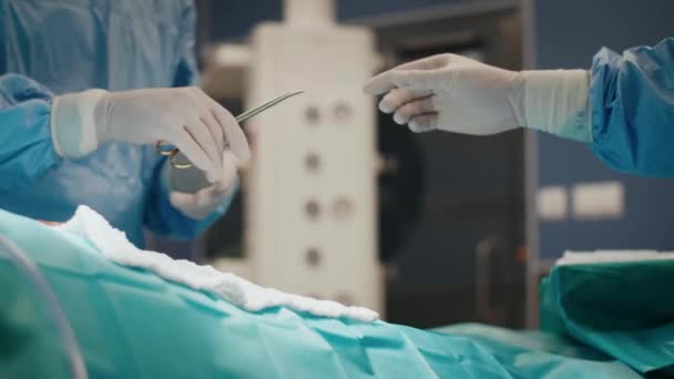 Chirurgo Che Utilizza Forbici Mediche Durante Operazione — Video Stock