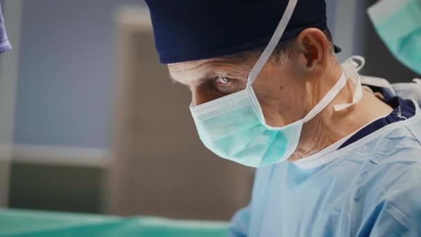 Erkek Cerrah Bir Konuşma Yapıyor — Stok video