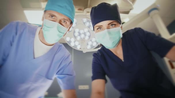 Δύο Χειρούργοι Πάνω Από Χειρουργικό Τραπέζι — Αρχείο Βίντεο