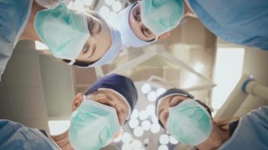 Çalışma masasında konuşma yapan cerrah grubu 