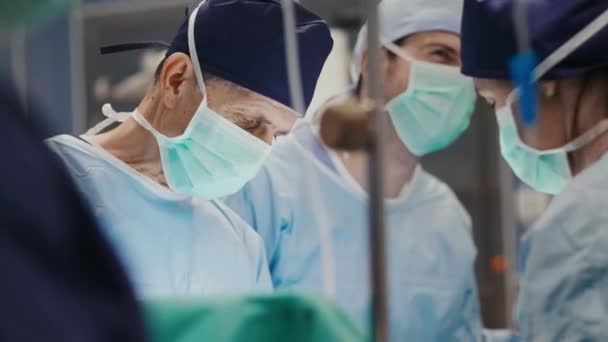 一组外科医生在工作 视频不稳定 以获得更自然 更有活力的电影外观 — 图库视频影像
