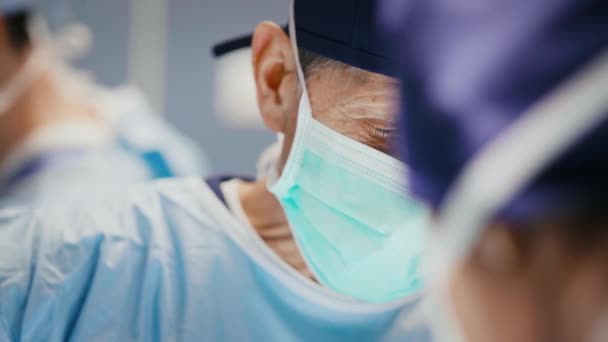 Κοντινό Του Χειρουργού Κατά Διάρκεια Σκληρής Λειτουργίας — Αρχείο Βίντεο