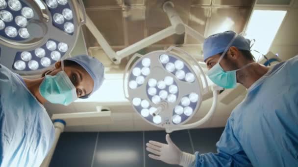 Cirujano Colocando Luz Quirúrgica Durante Una Operación — Vídeo de stock