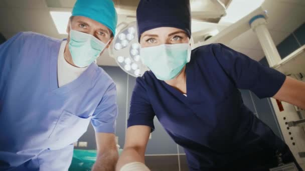 Médecins Vérifiant Patient Salle Opération — Video
