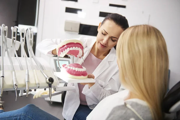 Dentista Femenina Mostrando Paciente Las Dentaduras Artificiales — Foto de Stock