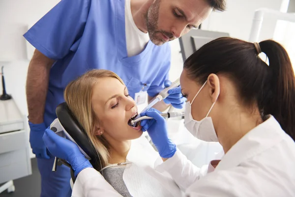 Mujer Joven Está Recibiendo Tratamiento Consultorio Del Dentista — Foto de Stock