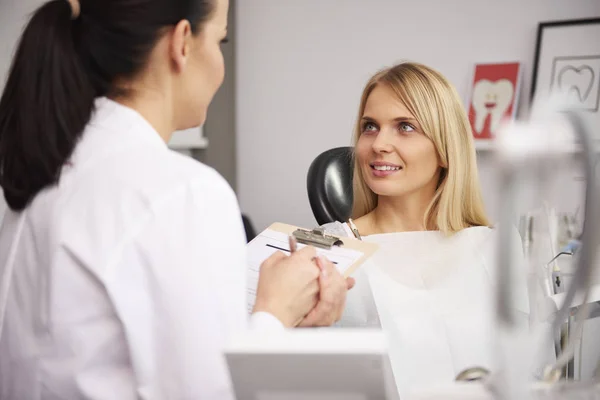 Dentista Paziente Discutono Alcune Cartelle Cliniche — Foto Stock