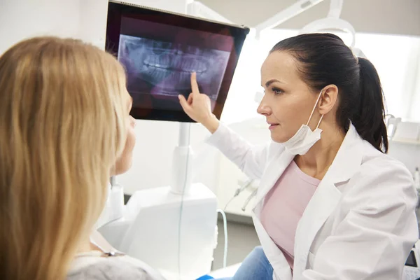 Dentista Femminile Che Indica Radiografia Del Paziente — Foto Stock