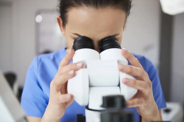 Odontólogo Enfocado Mirando Través Del Microscopio — Foto de Stock