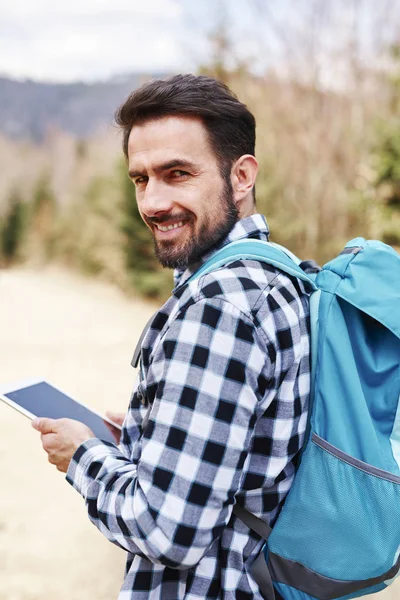 Portrait Randonneur Masculin Souriant Avec Sac Dos — Photo