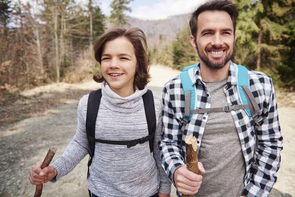 Père Fils Randonnée Dans Les Montagnes — Photo