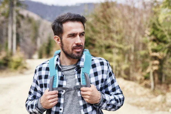 Hombre Guapo Disfrutando Vista Durante Viaje Las Montañas —  Fotos de Stock