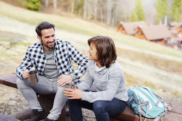 Vater Und Sohn Trinken Tee Und Sitzen Auf Holzbank — Stockfoto