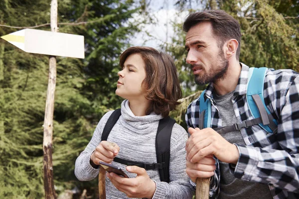 Pai Filho Escolhendo Melhor Caminho Para Caminhadas — Fotografia de Stock