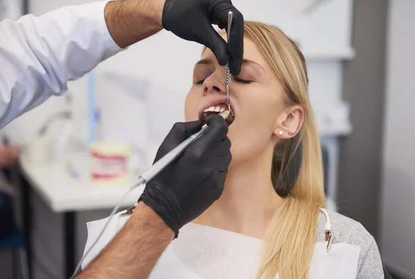 Estomatólogo Que Anestesia Mujer Clínica Del Dentista — Foto de Stock