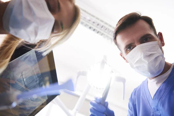 Visão Baixo Ângulo Dentista Masculino Clínica Dentista — Fotografia de Stock