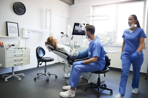 Visão Turva Dentistas Ocupados Trabalho — Fotografia de Stock