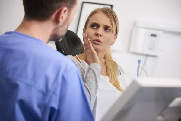 Diş Ağrısı Olan Kadın Dişçi Ile Konuşuyor — Stok fotoğraf