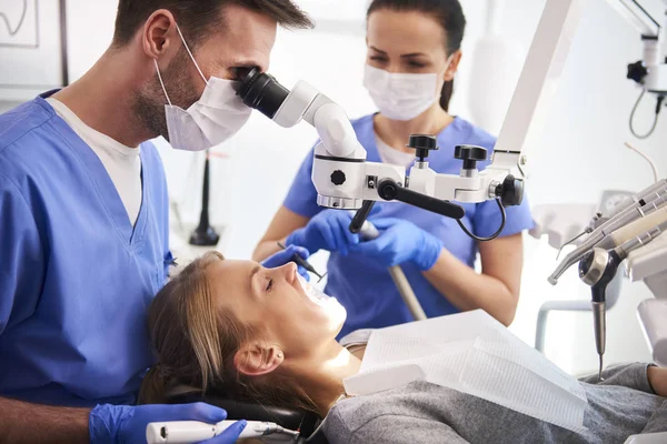 Dentista Masculino Que Trabalha Com Microscópio Dentário — Fotografia de Stock