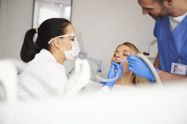 Dentysta Pracujący Sprzętem Dentystycznym — Zdjęcie stockowe