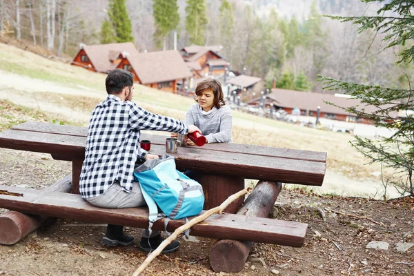 Zadní Pohled Stopař Který Svému Synovi Nalil Horký Čaj — Stock fotografie