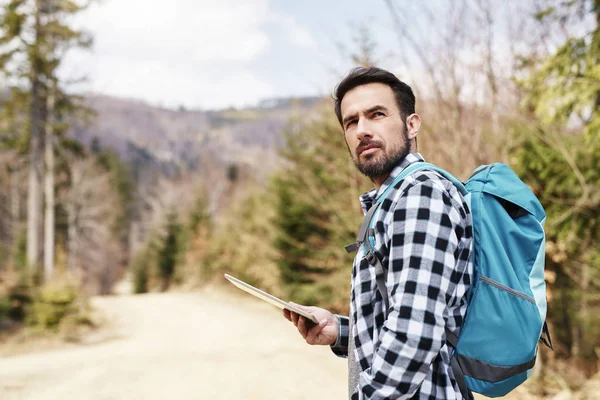 Wandersmann Mit Rucksack Und Tablet Genießt Aussicht — Stockfoto