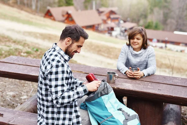 Man Packing Backpack Hiking — Stock Photo, Image