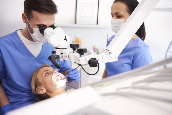 Dentista Masculino Olhando Através Microscópio Dentário — Fotografia de Stock