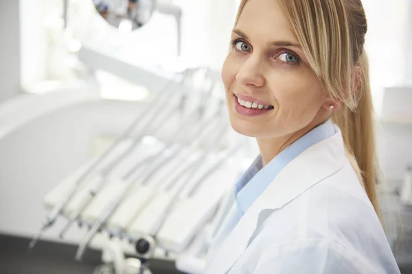 Portret Uśmiechniętej Kobiecej Dentysty Gabinecie Stomatologicznym — Zdjęcie stockowe