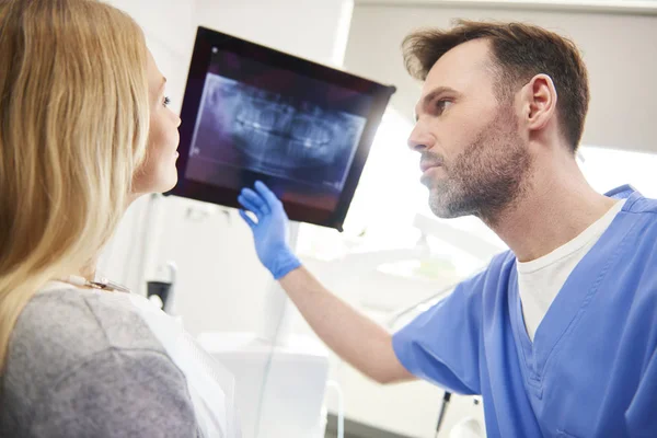 Hammaslääkäri Osoittaa Röntgenkuva Tutkii Potilaan Naisen Hampaat — kuvapankkivalokuva