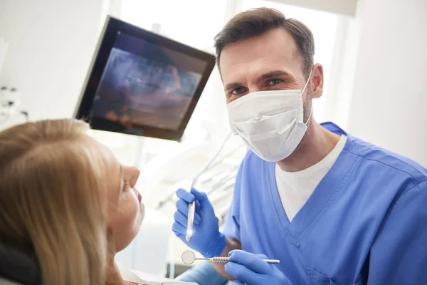 Porträtt Självsäker Tandläkare Med Tand Borrmaskin Och Tand Spegel — Stockfoto