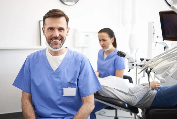 Muotokuva Hymyilevä Mies Hammaslääkäri Hammaslääkärin Klinikalla — kuvapankkivalokuva