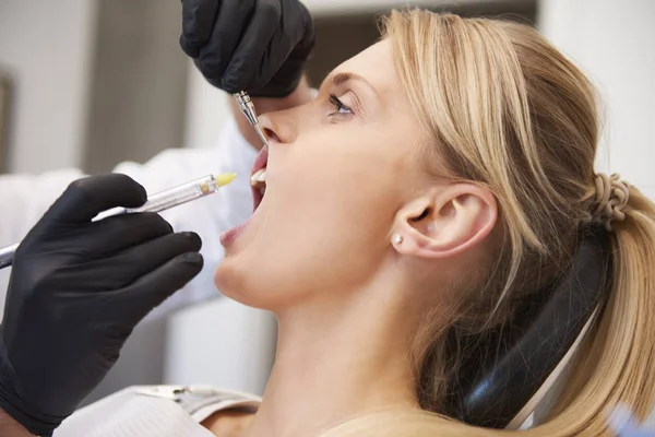 Estomatólogo Que Anestesia Mujer Clínica Del Dentista — Foto de Stock
