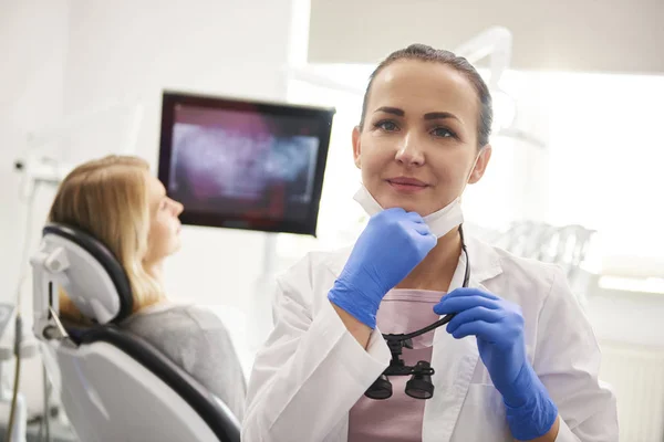 Retrato Una Dentista Preparándose Para Trabajo — Foto de Stock